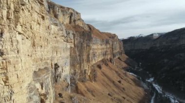 Gorge Kafkasya'da Büyük Kanyon kaya duvarı boyunca hareketlerinin havadan görünümü. Çok yakın kaya kışın az kar varken. 4k