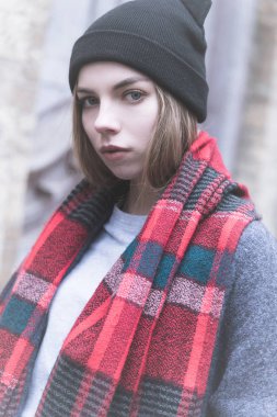 soğuk soğuk sezon bir kap ceket ve kırmızı eşarp genç çekici kız portresi