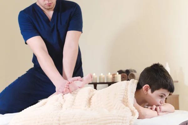 Petit garçon patient à la réception chez une masseuse professionnelle. Thérapie de massage des pieds — Photo