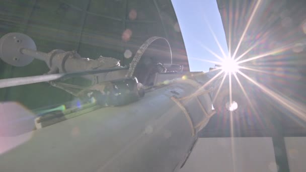 Detailní pohled staré pracovní solární coronagraph pod kopulí sluneční observatoře s oknem, otevřené zobrazení za slunečného dne — Stock video