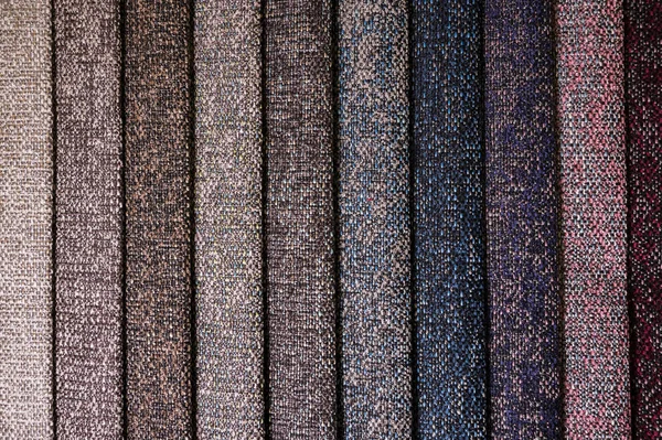 Un ensemble d'échantillons de lignes de décoration de meubles en tissu de textures textiles. Revêtement à rayures multicolores. Mode et tonalité pour un style intérieur luxueux. Contexte abstrait — Photo