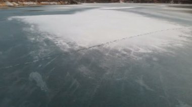 Hava görünümü. Kuzey Kafkasya'da dağ gölü dondu. Kamera çalışmıyor. Alacakaranlık dağlarda