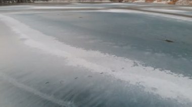 Hava görünümü. Kuzey Kafkasya'da dağ gölü dondu. Kamera çalışmıyor. Alacakaranlık dağlarda