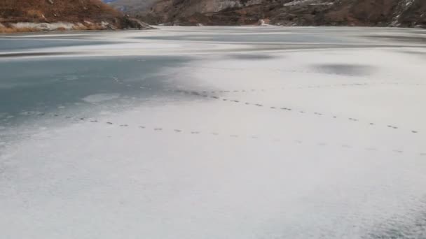 空気ビュー。北コーカサスの山湖は凍結。カメラがダウンです。山の中のミステリー — ストック動画