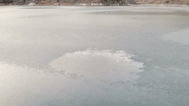 Luft nach oben. zugefrorener Bergsee im Nordkaukasus. die Kamera ist runter. Dämmerung in den Bergen — Stockvideo