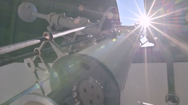 Close-up beeld van een oude werkende zonne-coronagraaf onder een koepel van een zonne-observatorium met een open kijkvenster op een zonnige dag — Stockvideo