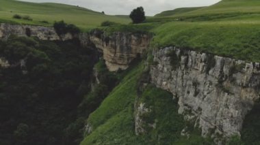 Bir uçurumun üzerinden akan bir nehir ile gorge içinde hava görünümünü. Dağlarda yaz peyzaj