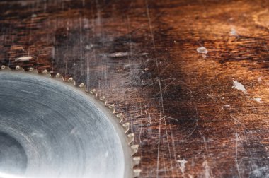 Yakın çekim yuvarlak ahşap masa Verscak arka plan üzerinde testere. Atölye, ahşap ürünlerin üretimi için. Aracı kesme jipler