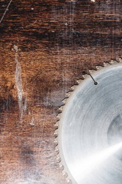 Yakın çekim bıçak daire testere ahşap masa Verscak arka plan üzerinde kullanılır. Atölye, ahşap ürünlerin üretimi için. Aracı kesme jipler