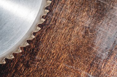 Yakın çekim bıçak daire testere ahşap masa Verscak arka plan üzerinde kullanılır. Atölye, ahşap ürünlerin üretimi için. Aracı kesme jipler