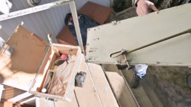Yakın çekim A profesyonel mühendis gözlemci bir güneş coronagraph güneş Gözlemevi bir teleskop ile çalışıyor. Bilim adamları tarafından güneş Corona bilimsel gözlem