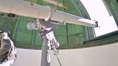 Güneş coronagraph güneş Gözlemevi bir profesyonel mühendis gözlemci bir teleskop ile çalışıyor. Bilim adamları tarafından güneş Corona bilimsel gözlem