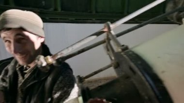 Yakın çekim A profesyonel mühendis gözlemci bir güneş coronagraph güneş Gözlemevi bir teleskop ile çalışıyor. Bilim adamları tarafından güneş Corona bilimsel gözlem