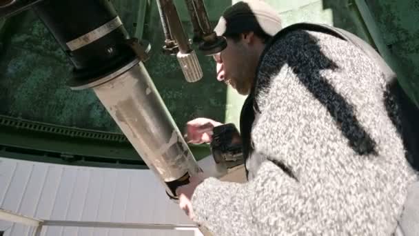 太陽コロナグラフ太陽観測所でのクローズ アップ A 士オブザーバーは、望遠鏡を使って取り組んでいます。科学者によって太陽のコロナの科学的観測 — ストック動画