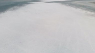 Hava görünümü. Kuzey Kafkasya'da dağ gölü dondu. Kamera çalışmıyor. Alacakaranlık dağlarda