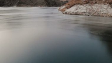 Hava görünümü. Kuzey Kafkasya'da dağ gölü dondu. Kamera çalışmıyor. Alacakaranlık dağlarda