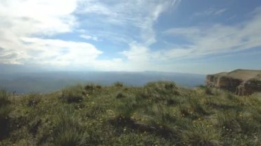 Kafkas Dağları'nda yüksek Plato kayalık kenarına Panoraması. Yüksek çift Oda kenarında