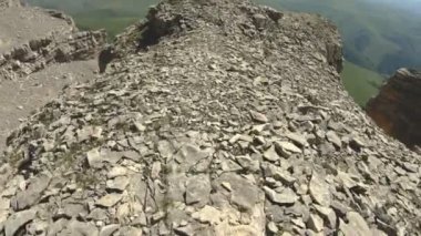 Kafkas Dağları'nda yüksek Plato kayalık kenarına Panoraması. Yüksek çift Oda kenarında