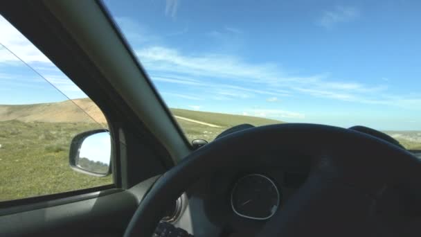Вид от первого лица. Выход из автомобиля на каменистый край плато высоко в горах Кавказа. На краю высокого обрыва — стоковое видео