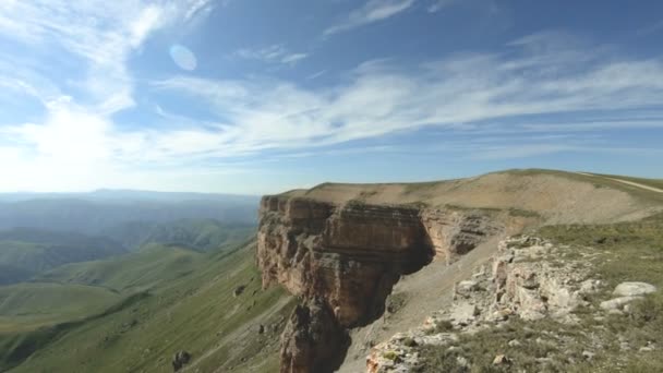 Panorama van de rotsachtige rand van het plateau hoog in de bergen van de Kaukasus. Aan de rand van een hoge rots-weergave — Stockvideo