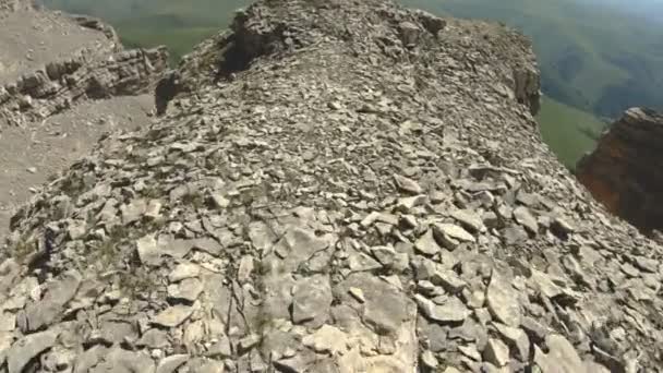 Panorama skalnaté okraji náhorní v horách na Kavkaze. Na okraji vysokého útesu zobrazení — Stock video