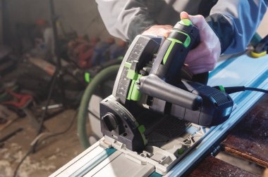 Yakın çekim el ile dairesel güç bir ev atölye bir işçi elinde gördüm. Bir iş kurma. Usta