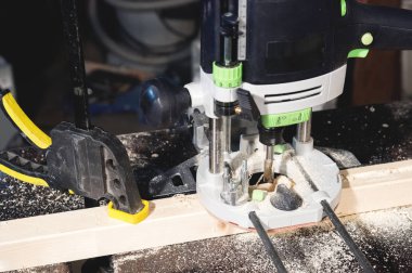 Yakın çekim elektrik yönlendirici freze makinesi ev El Sanatları Atölyesi, karanlık bir odada