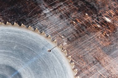 Yakın çekim yuvarlak ahşap masa Verscak arka plan üzerinde testere. Atölye, ahşap ürünlerin üretimi için. Aracı kesme jipler