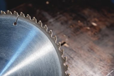 Yakın çekim yuvarlak ahşap masa Verscak arka plan üzerinde testere. Atölye, ahşap ürünlerin üretimi için. Aracı kesme jipler