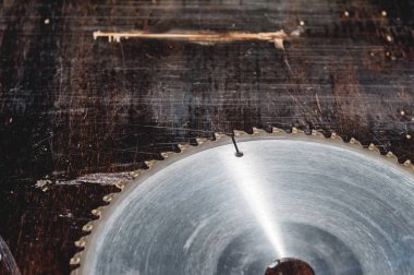 Yakın çekim yuvarlak ahşap masa Verscak arka plan üzerinde testere. Atölye, ahşap ürünlerin üretimi için. Aracı kesme jipler