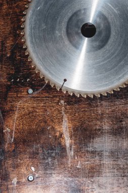 Yakın çekim bıçak daire testere ahşap masa Verscak arka plan üzerinde kullanılır. Atölye, ahşap ürünlerin üretimi için. Aracı kesme jipler