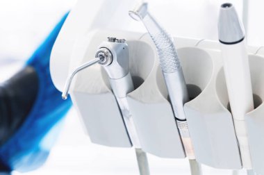 Yakın çekim dişçi ofisinde tutucu üzerinde profesyonel araçları kümesi. Yüksek anahtar. Stamotology kavramı