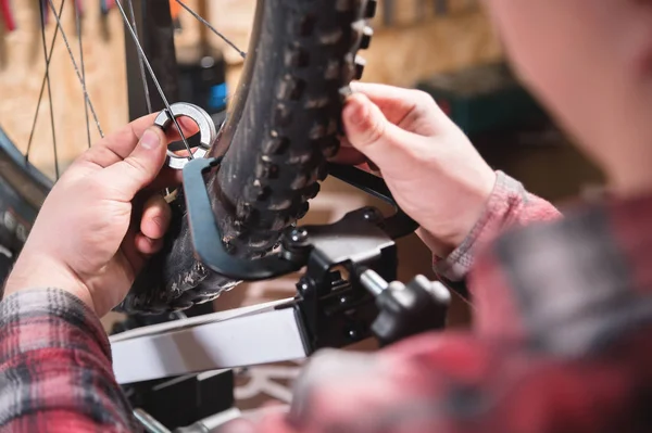 Mens el jant dayak ortadan kaldırarak tekerlek tekerlek teli sıkma atölye bir stand üzerinde özel bir anahtar ile yakın çekim