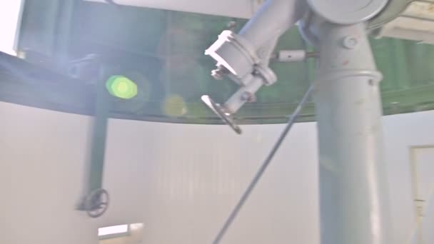 Um engenheiro profissional observador de um coronágrafo solar em um observatório solar está trabalhando com um telescópio. Observação científica da coroa solar por cientistas — Vídeo de Stock