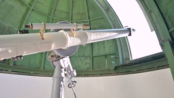Um engenheiro profissional observador de um coronágrafo solar em um observatório solar está trabalhando com um telescópio. Observação científica da coroa solar por cientistas — Vídeo de Stock