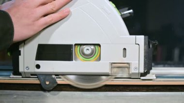 kaydırıcıyla yakın yukarı dairesel testere, yavaş hareket halindeyken sunta plakasının kenarına keser