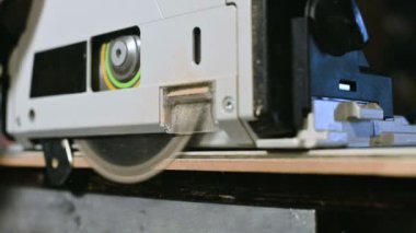 kaydırıcıyla yakın yukarı dairesel testere, yavaş hareket halindeyken sunta plakasının kenarına keser