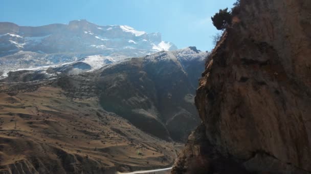 Roca en las montañas de los Balcanes Superiores. Vista aérea del desfiladero con un camino de tierra y una montaña rocosa en las montañas del Cáucaso. día soleado — Vídeo de stock