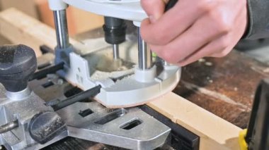 Bir ev atölyesinde bir manuel elektrik kesici ile çalışan bir marangozlar el yakın çekim. Yavaş hareket ahşap parçaları bitirme