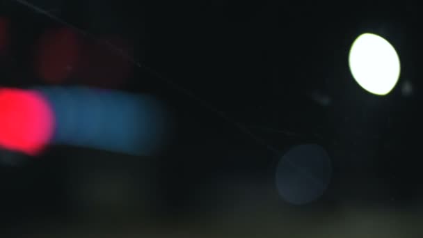 Χρωματιστά bokeh φώτα του δρόμου χώρας νύχτα. Μετακίνηση κύκλους των φωτεινών σηματοδοτών στον αυτοκινητόδρομο. Defocused νύχτα δρόμο — Αρχείο Βίντεο