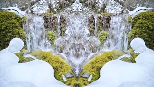 Primo piano al rallentatore del fiume di montagna in inverno accanto alla neve e al muschio verde. Effetto caleidoscopio riflesso psichedelico. Estrazione naturale di acqua pulita — Video Stock