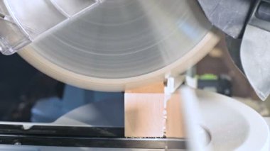 Dairesel testere ile bir makine üzerinde bir çalışmanın yakın çekim. Yavaş hareket halinde ahşap kütük dairesel makine kesme