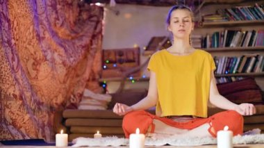 Gözleri gevşek kıyafetler kapalı güzel bir genç kız mumlar ile çevrili bir Lotus pozisyonda beyaz bir kürk cilt üzerinde bir zanaat odasında oturur. Meditasyon ruhsal büyüme ve bakım kendi sağlık için