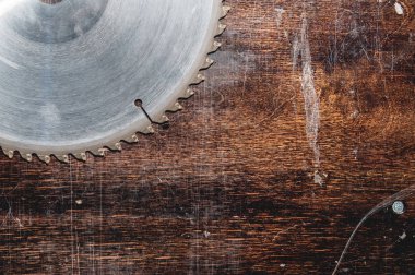 Yakın çekim ahşap masanın arka planda kullanılan Blade dairesel testere. Ahşap ürünlerin üretimi için atölye. Kesme aleti