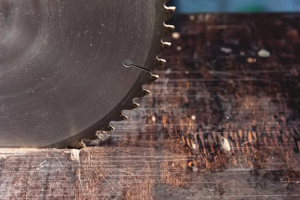 Ahşap masanın arka planda yakın çekim Blade daire testere. Ahşap ürünlerin üretimi için atölye. Kesme aleti