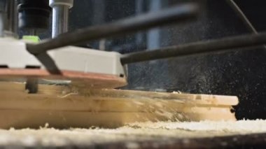 Büyük yakın çekim. Elektrikli freze testere ile ahşap tahta kesme bir marangoz. Toz parçacıklarının ve testere bıçağının yavaş hareketi