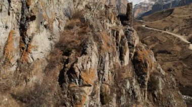 Üst Balkaria dağlarında bir kaya üzerinde Antik kulelerin harabeleri. Çamur yolu ve Kafkaslar dağlarında bir dağ Nehri ile vadinin havadan görünümü. barış gündüz