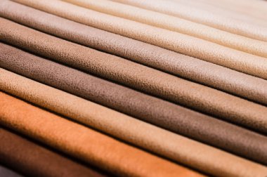 Örneklerde tekstil döşemesinin yakın çekim diyagonal çizgileri mobilyaların rengini ve kumaşını seçmek. Soyut çok renkli arka plan