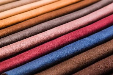 Örneklerde tekstil döşemesinin yakın çekim diyagonal çizgileri mobilyaların rengini ve kumaşını seçmek. Soyut çok renkli arka plan