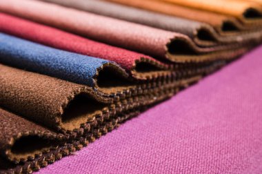 Mobilya ve giyim Döşeme renkli ve parlak kumaş örnekleri. Bir palet Tekstil soyut çizgiler farklı renkteki Close-up